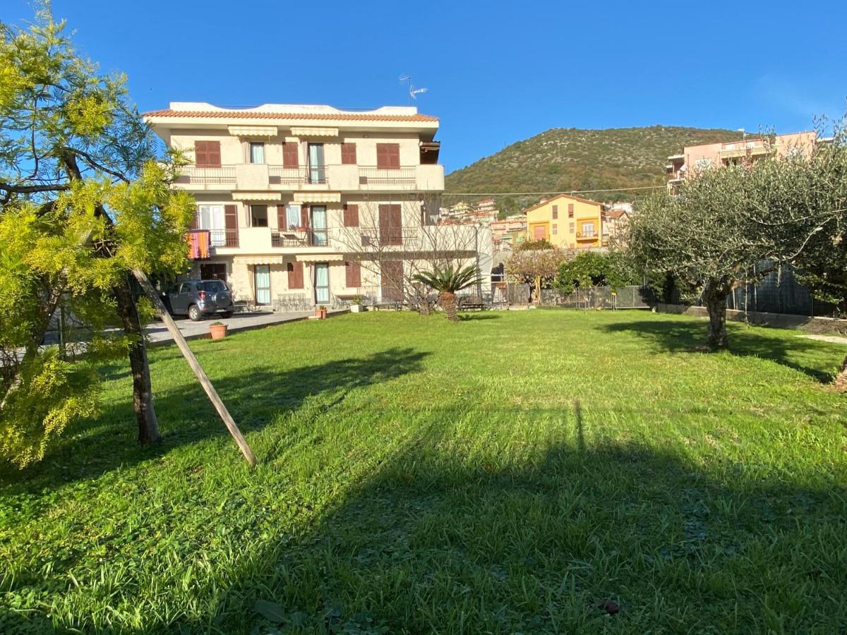 Aparthotel I Fiori Di Pietra Pietra Ligure Exterior foto