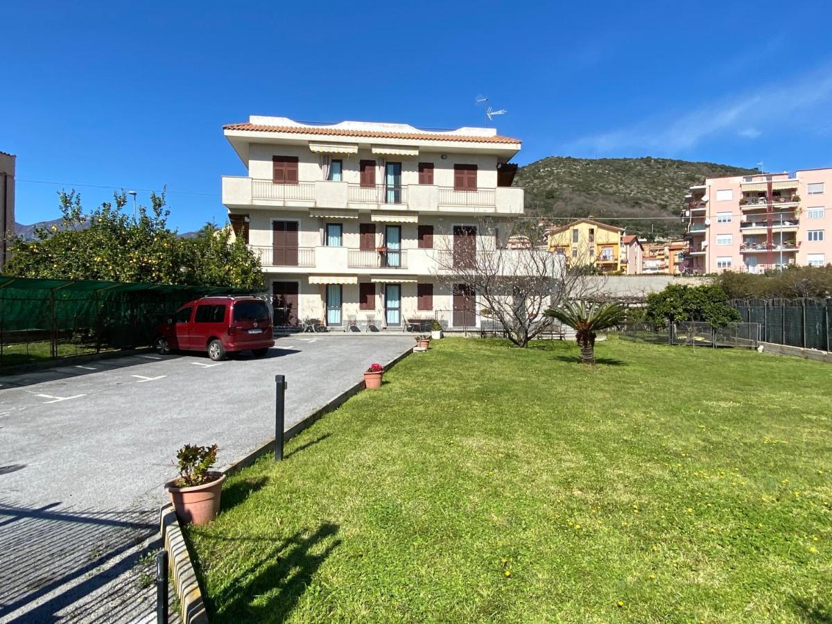 Aparthotel I Fiori Di Pietra Pietra Ligure Exterior foto