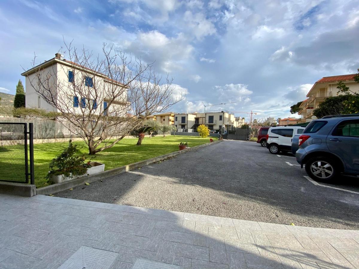 Aparthotel I Fiori Di Pietra Pietra Ligure Exterior foto