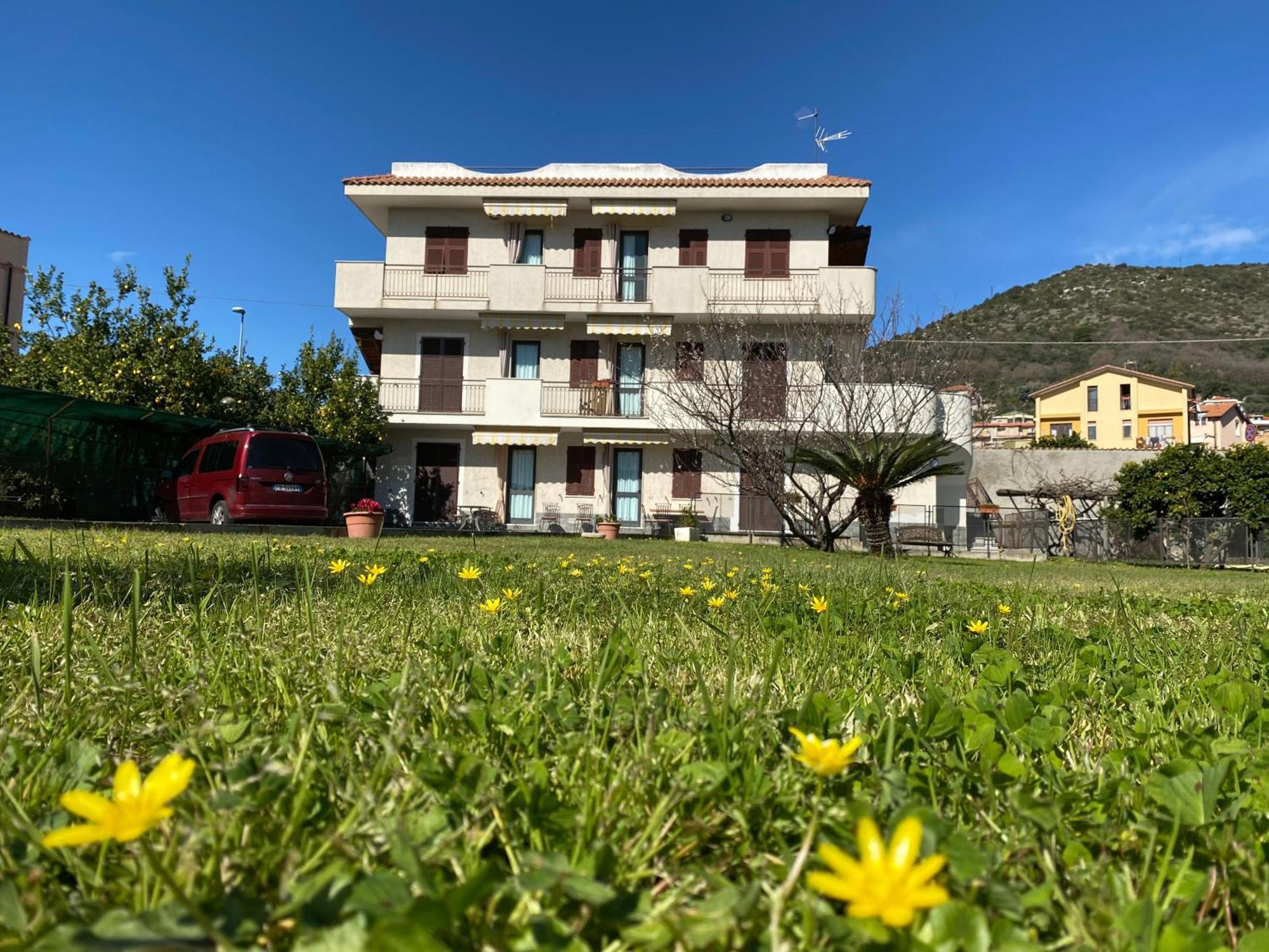 Aparthotel I Fiori Di Pietra Pietra Ligure Exterior foto