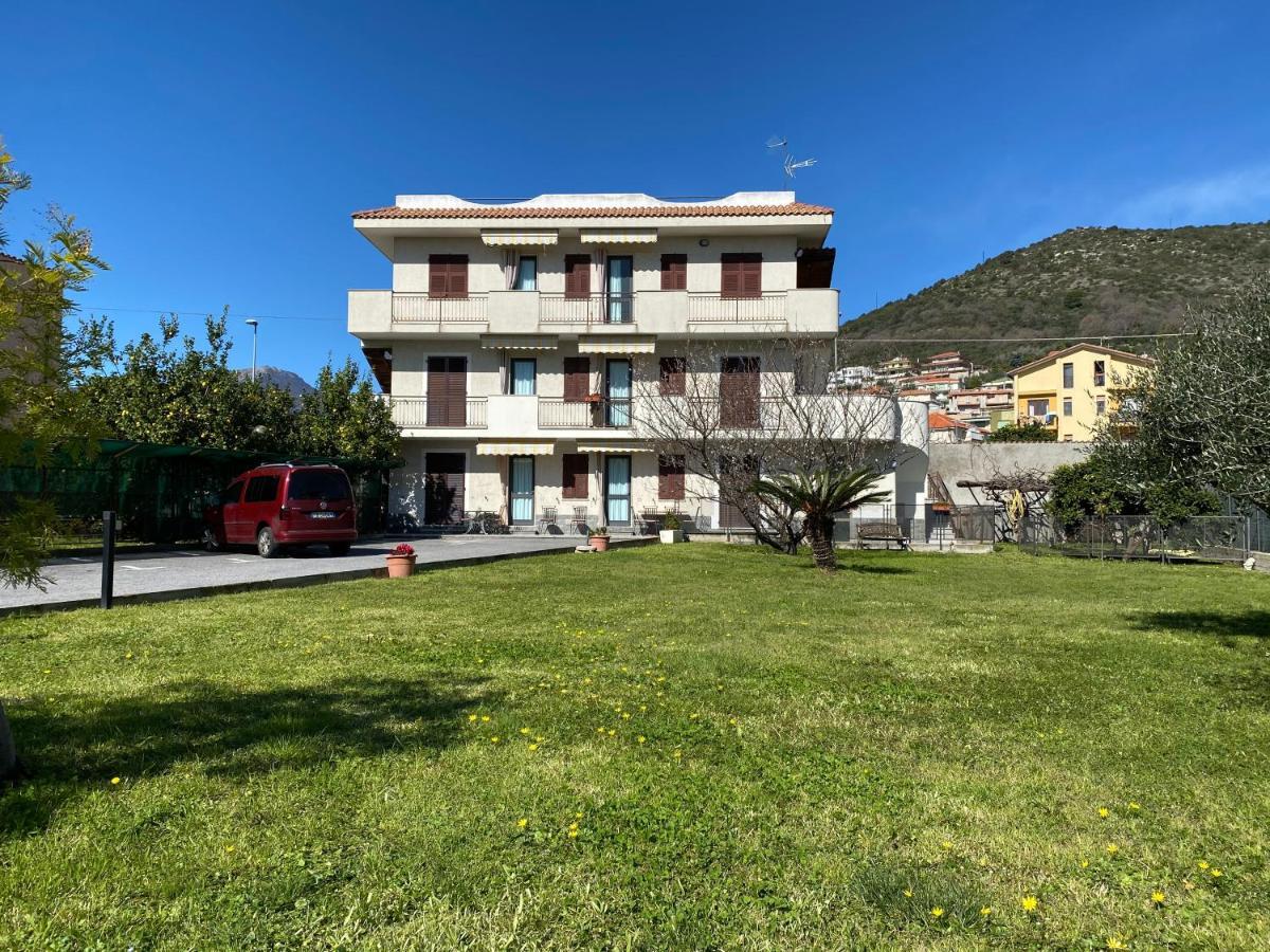 Aparthotel I Fiori Di Pietra Pietra Ligure Exterior foto