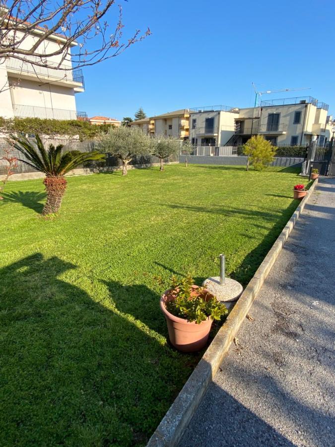 Aparthotel I Fiori Di Pietra Pietra Ligure Exterior foto