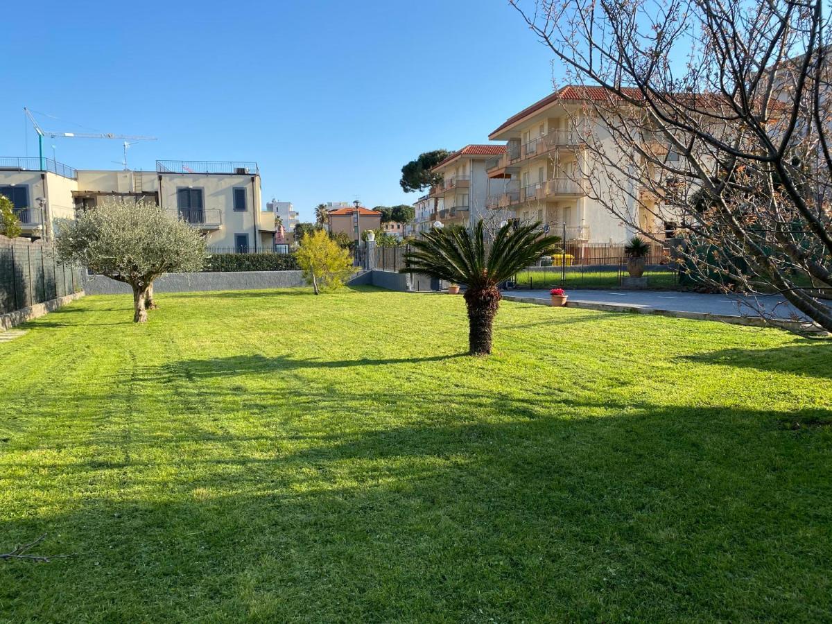 Aparthotel I Fiori Di Pietra Pietra Ligure Exterior foto